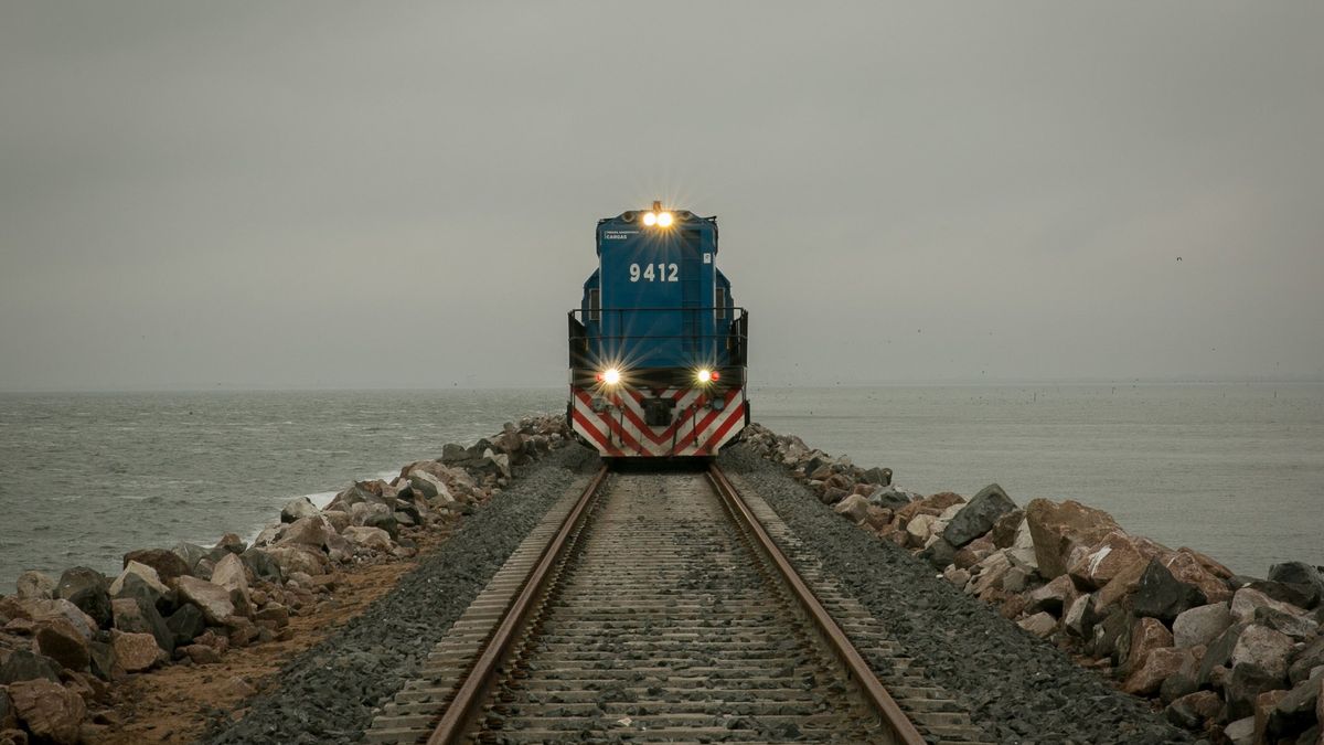Una formación de tren cruzó La Picasa; el Gobierno la inauguración de la obra sobre la laguna está cerca. 