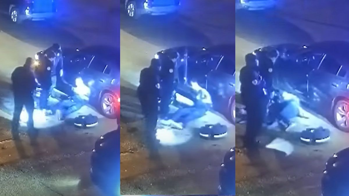 Tyre Nichols, golpeado por la polic&iacute;a, comienza su agon&iacute;a. Pierde el conocimiento y cae contra el asfalto junto al patrullero (Foto: gentileza Sky News).