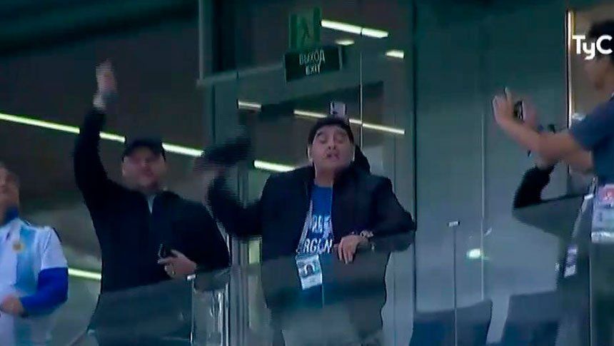 La arenga de Maradona con la camiseta de Messi