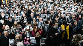 AMIA renovó su reclamo de justicia y su compromiso permanente con la memoria AMIA renovó su reclamo de justicia y su compromiso permanente con la memoria