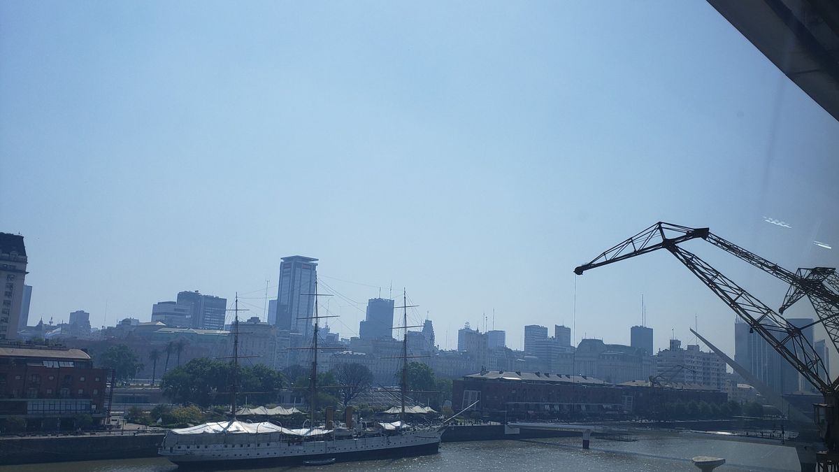 Humo en Buenos Aires: baja visibilidad y olor a quemado por los incendios en el Delta del Paraná. (Twitter @Capo_total)