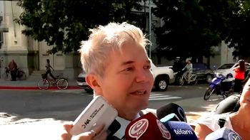 Fernando Burlando habla con la prensa en la puerta de los tribunales de Dolores. Fernando Burlando habla con la prensa en la puerta de los tribunales de Dolores.