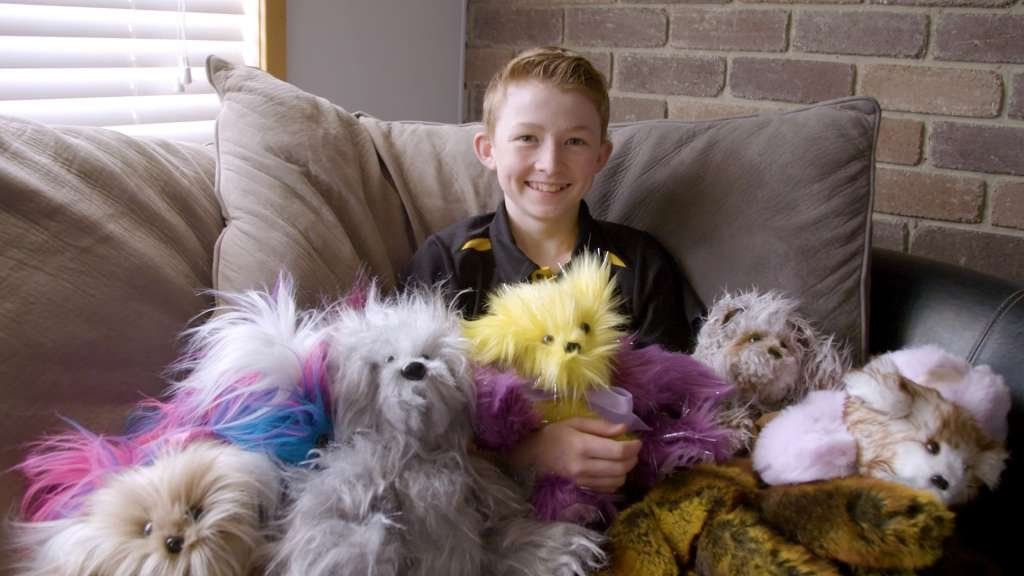 Tiene 14 años y fabrica peluches para regalar a chicos internados