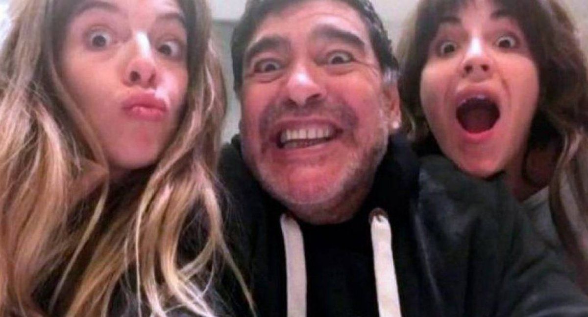 Maradona trata de criminales a Dalma y Gianinna en su serie
