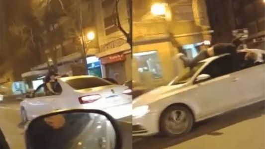 Un joven viajó más de 30 cuadras en el techo de un auto en una transitada avenida de Mar del Plata