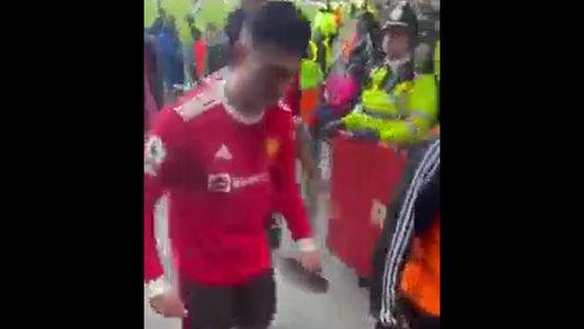 Escándalo con Cristiano Ronaldo: le sacó el celular a un hincha y se lo estrelló contra el piso