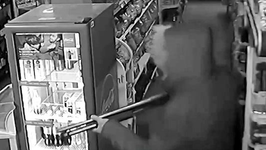 Te la mato: apuntaron a una nena con una escopeta y los papás la protegieron con un escudo humano