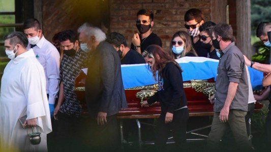 Familiares y amigos dieron el último adiós a Diego Maradona en el cementerio de Bella Vista