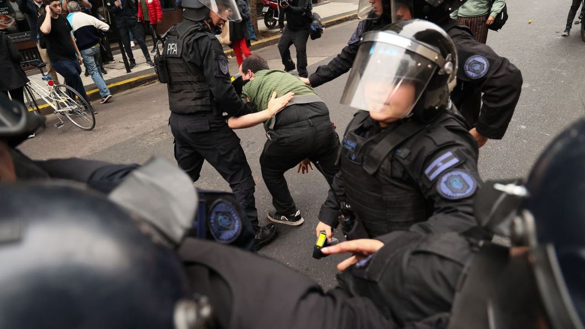 Organizaciones llaman a una autoconvocatoria por la libertad inmediata de los detenidos durante la votación de la Ley Bases