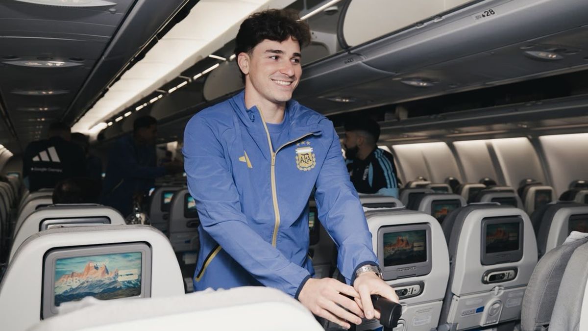 Julián Álvarez en el avión de la Selección argentina con destino a Kansas, Estados Unidos. 