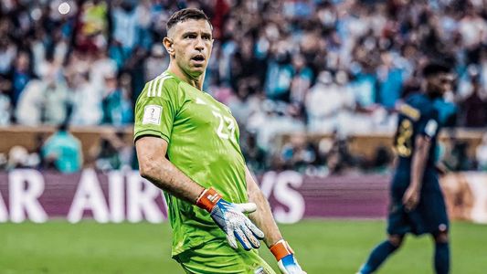 Dibu Martínez contra Tchouameni: La tiró afuera, se cagó todo