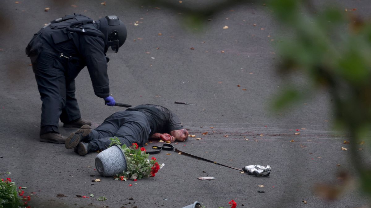 Un policía de la división antibombas examina al pesunto terrorista. Tenía un chaleco explosivo colocado. (Foto: Gentileza The Mirror)