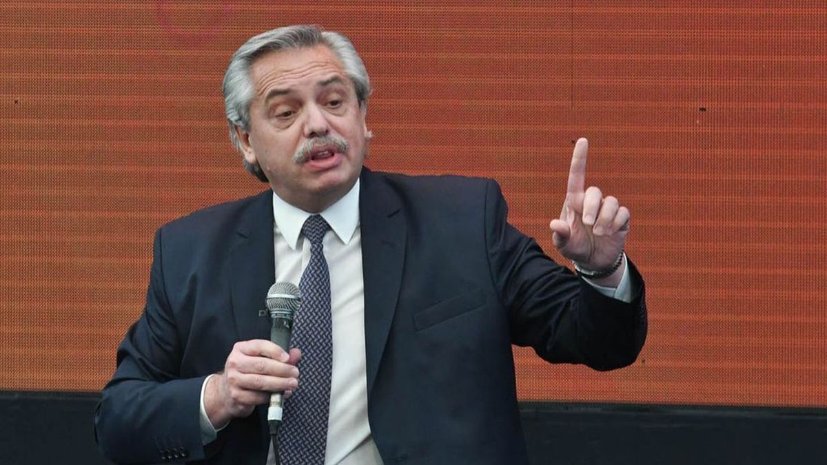 En un acto masivo de los movimientos sociales, Alberto Fernández apuntó contra la oposición: Ellos brindan en Miami y yo peleo con el FMI