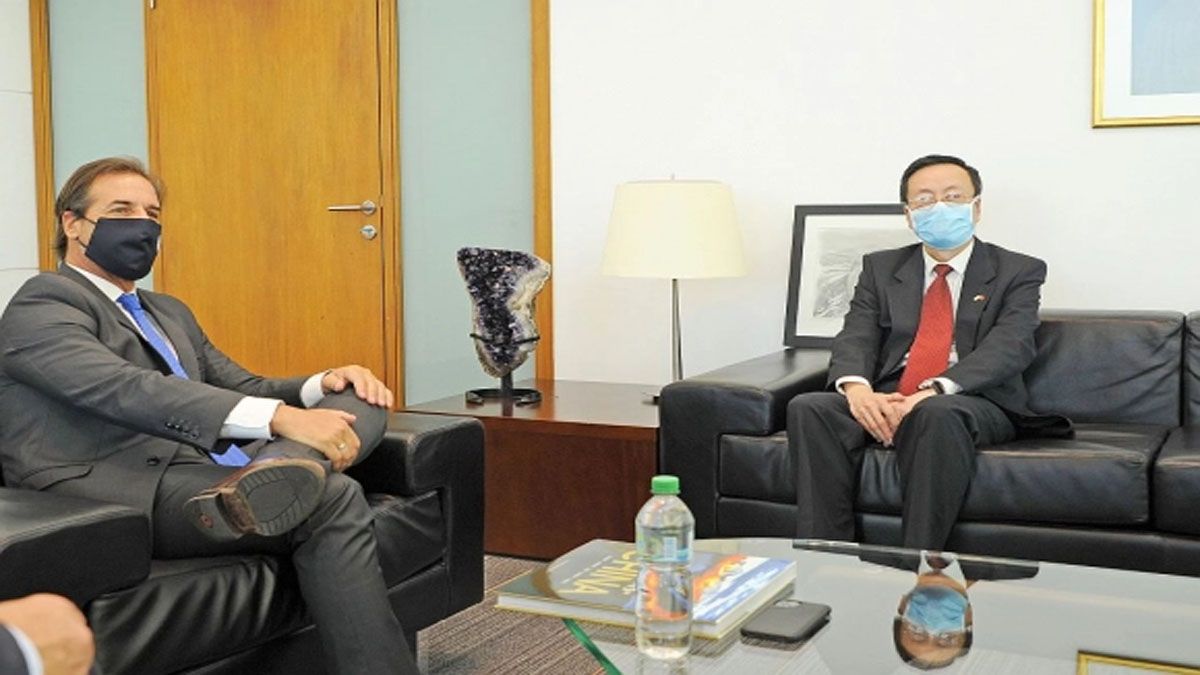 El presidente uruguayo con el representante del gobierno chino, en negociaciones para un tratado de libre comercio bilateral (Foto: Presidencia del Uruguay)