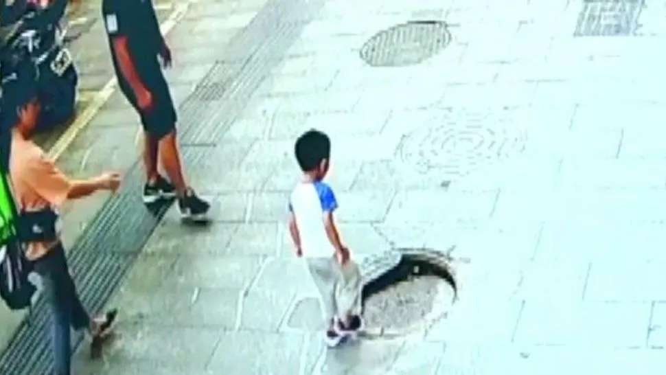 Así cayó nene de 3 años en una alcantarilla