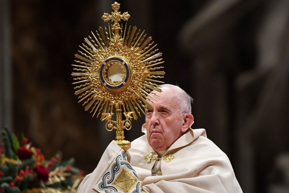 El Papa le entregó al Obispo castrense rosarios para militares presos por crímenes de lesa humanidad