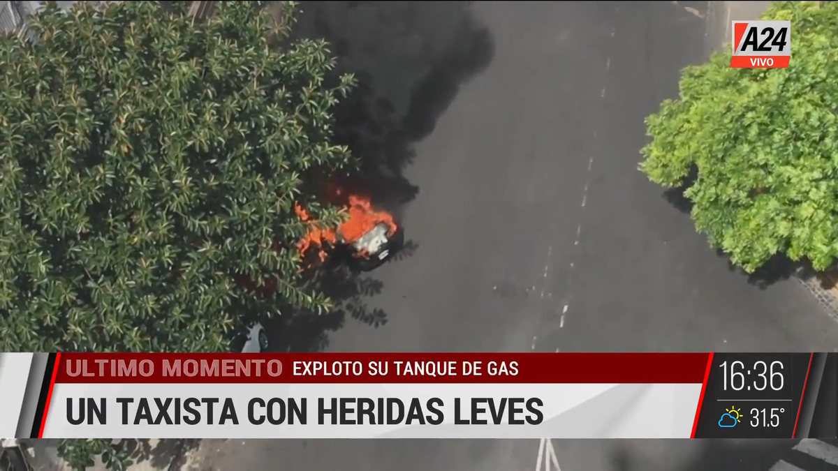 Un taxi explotó y luego ardió en llamas en Recoleta (Foto: captura de TV).