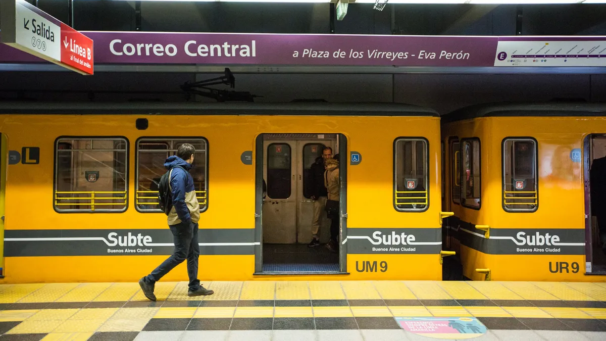 Todas las líneas del subte porteño se encuentran interrumpidas por la  multitud que viaja al Obelisco