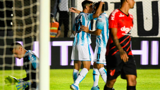 En San Juan, Racing le ganó a Athletico Paranaense tras un empate 2-2 y una extensa definición por penales