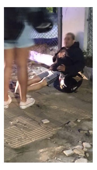 Un hombre intentó matar a su mujer mientras manejaba delante de sus dos hijos de 5 y 7 años