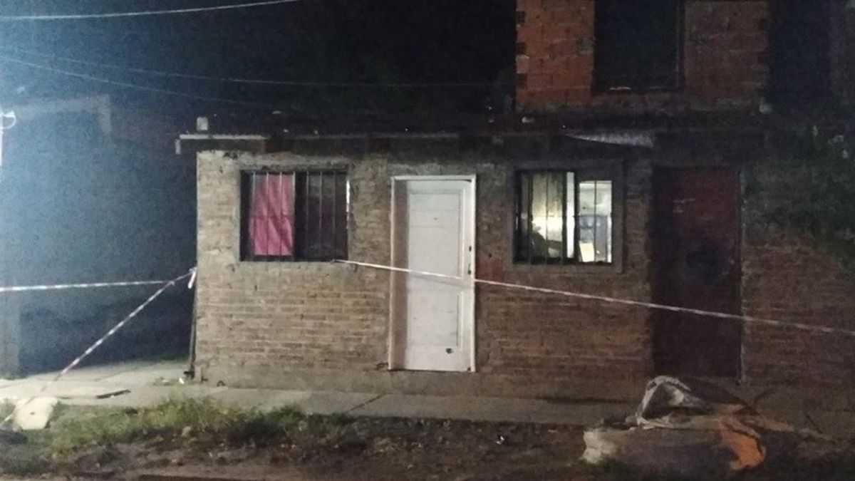 La víctima fue atacada por dos sujetos que circulaban en moto en la puerta de su casa en Rosario