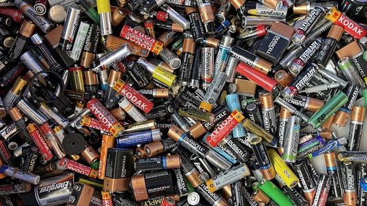 No tires las pilas que no usás en tu casa, tenés un tesoro para reciclar: cómo hacerlo de forma creativa