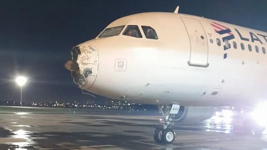 Video | Pánico en un avión de Latam: atravesó una tormenta y pudo aterrizar con la trompa destruida