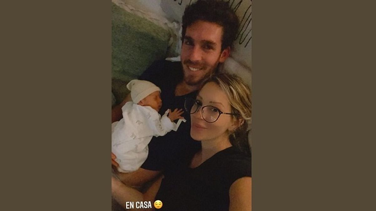Ya en casa, la familia completa: Noelia Marzol, Ramiro Arias y Donatello.