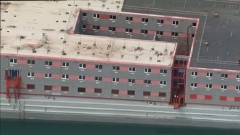 Parece un condominio flotante pero se asemeja a una cárcel, la idea del Reino Unido para los inmigrantes