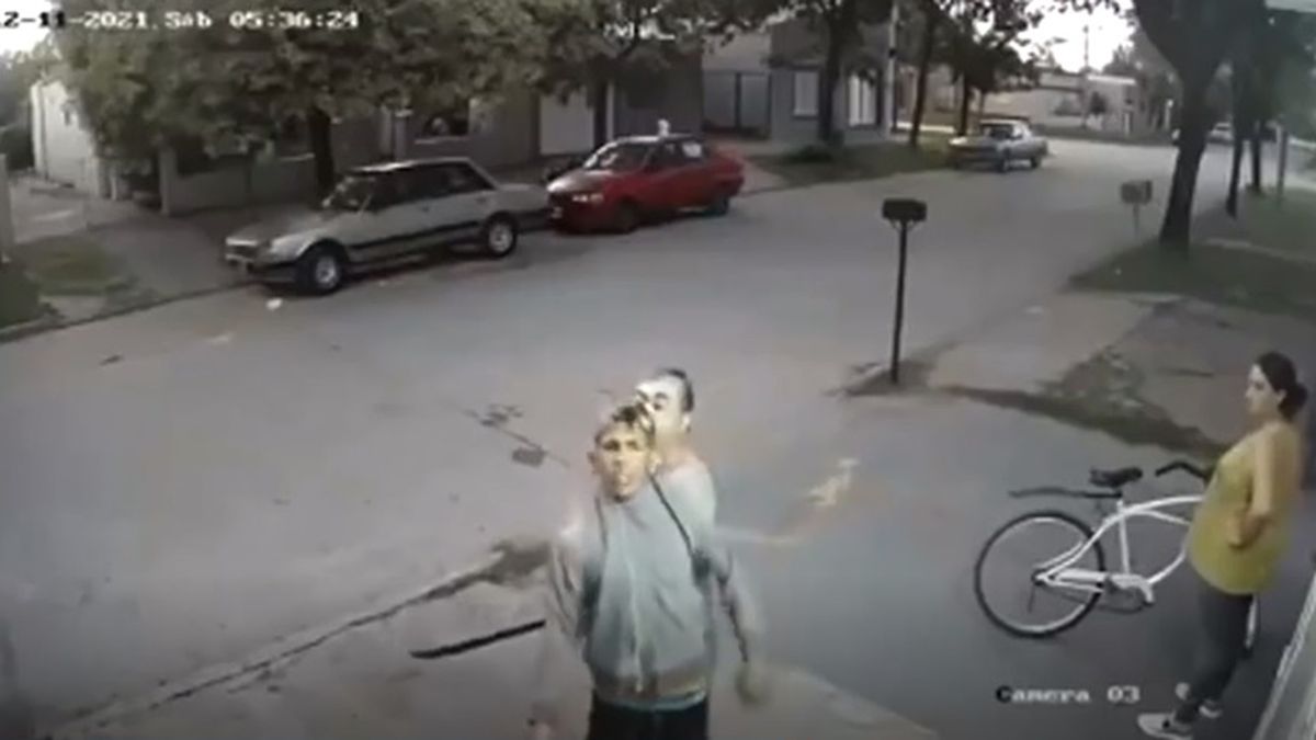 Lo tomó del cuello del buzo y por la fuerza lo llevó hasta quedar frente a la cámara de seguridad