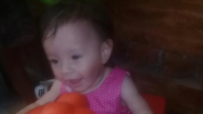 Llevó a su hija de 2 años fallecida tras caerse de la cama: la autopsia reveló que fue asesinada