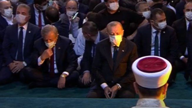 Pese a la polémica, el presidente de Turquía oró en Santa Sofía, reconvertida en una mezquita