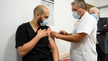 Puja por las vacunas: todos dicen que son esenciales y reclaman al Gobierno prioridad en la campaña antiCovid-19