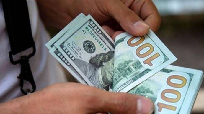 A cuánto cotizan el dólar oficial y el dólar blue este lunes 8 de enero