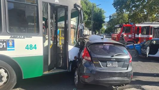 Video | Violento choque en Pompeya entre un auto y un colectivo: hay 25 personas heridas
