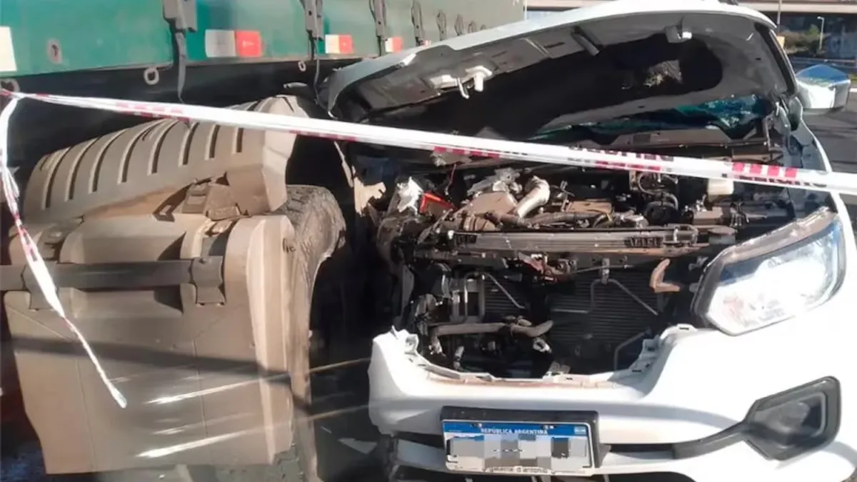 Las cuatro víctimas del accidente en la Autovía José Gervasio Artigas viajaban en una camioneta Renault Alaskan desde San Martín hacia Corrientes.
