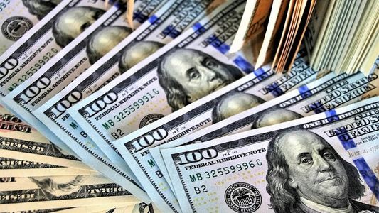El dólar blue vuelve a subir en medio de la tensión política
