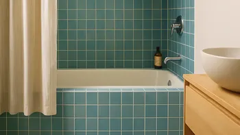 Bañeras con azulejos: el recurso retro que vuelve a los baños contemporáneos