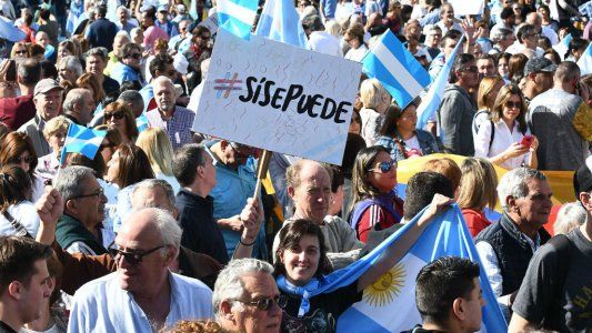 Miles de personas esperan en el Obelisco la palabra de Mauricio Macri