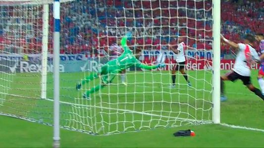 Las impresionantes atajadas de Armani que salvaron a River contra Fortaleza