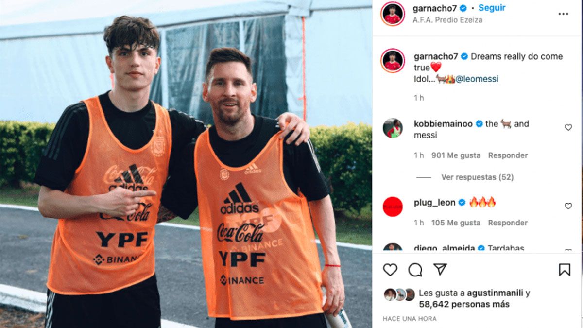 Garnacho en una foto con Messi en el entrenamiento de la selección. En su Instagram puso el emoji de la 