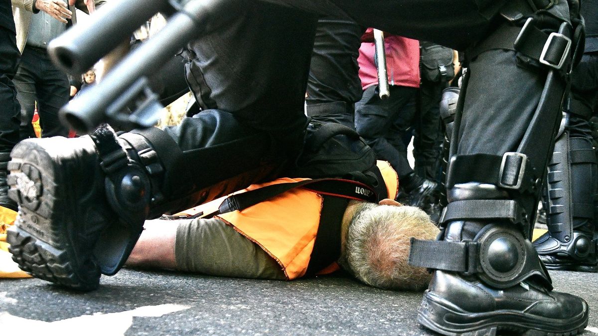 Represión policial a un jubilado. (foto: Miguel M. Caamaño)