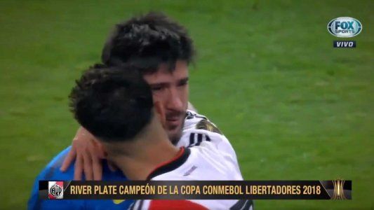 Gran gesto: al menos medio equipo de River se acercó a saludar a un Pablo Pérez desconsolado