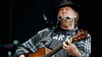 Neil Young ya no está en Spotify: ¿Por qué la plataforma eligió a un humorista antivacunas?