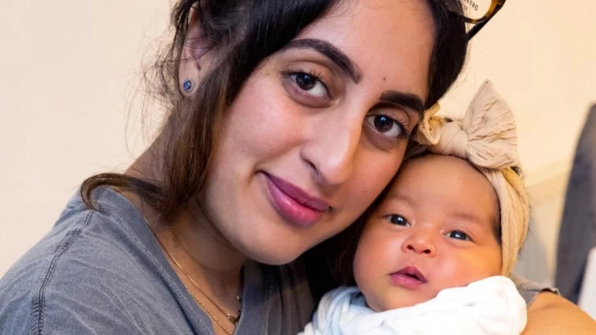 Tuvo a su hija en un taxi y el chofer le mandó la cuenta por gastos de limpieza