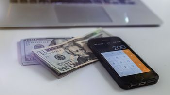 Compra de dólar MEP o CCL: este tipo de operación cambiaria se puede hacer desde plataformas, webs o apps financieras y en un solo clic. (Foto archivo) Compra de dólar MEP o CCL: este tipo de operación cambiaria se puede hacer desde plataformas, webs o apps financieras y en un solo clic. (Foto archivo)