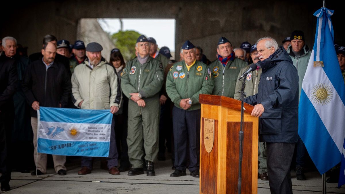 Guerra de Malvinas a 40 años: el ministro de Defensa, Jorge Taiana, encabezó el acto por el Bautismo de Fuego de la Fuerza Aérea. (Foto: Ministerio de Defensa)