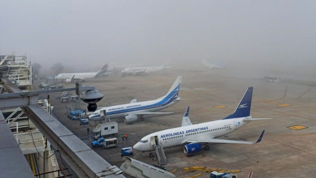 Numerosas cancelaciones y demoras en Ezeiza y Aeroparque. (Foto: NA)