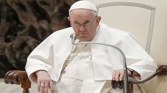 Habló Sergio Alfieri, el médico del papa Francisco: No está fuera de peligro