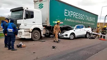 Las cuatro víctimas del accidente en la Autovía José Gervasio Artigas viajaban en una camioneta Renault Alaskan desde San Martín hacia Corrientes. (Foto: getileza El Norte).